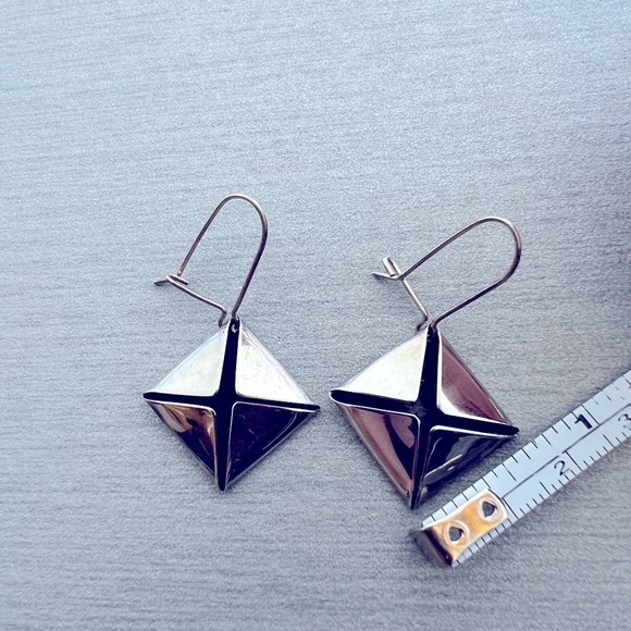 STERLING SILVER - studs pyramid earrings in the style of Hermes Medor - Picture 3 of 3